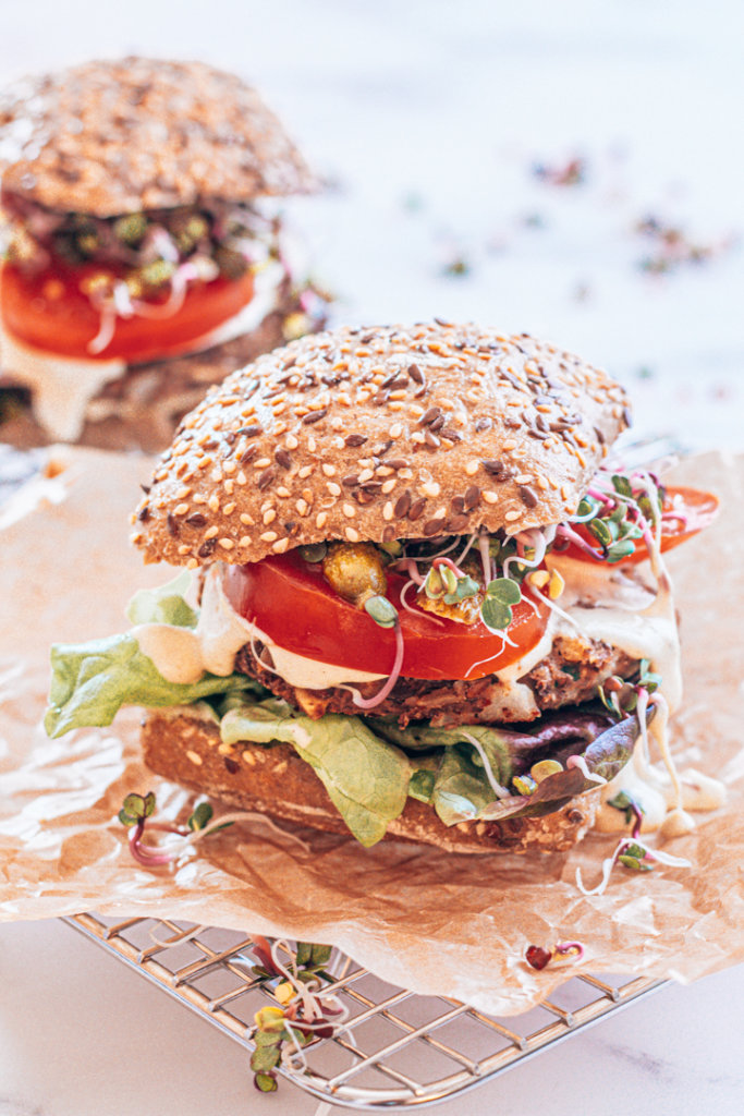 vegane Burger mit Bohnenpattie und Cashewmayonnaise Rezeptbild