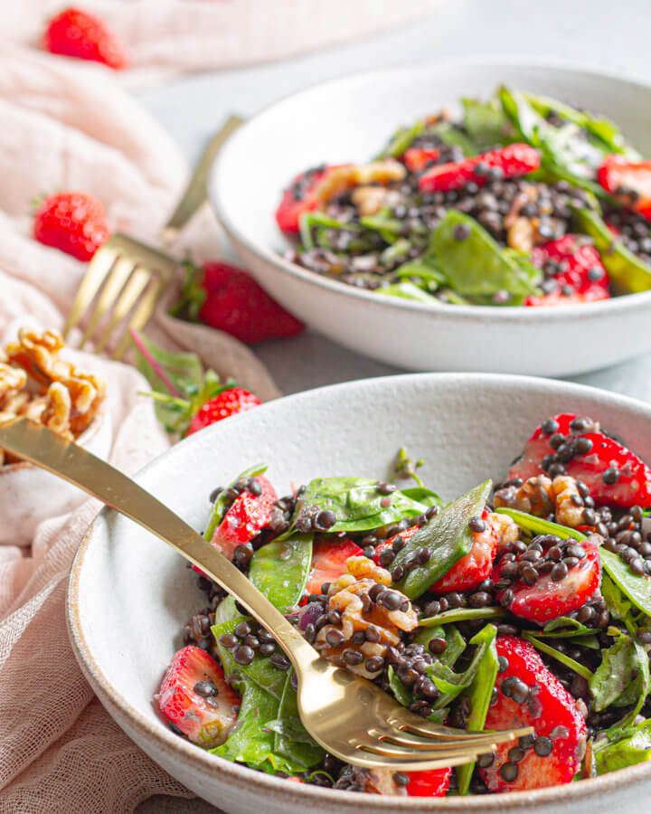 sommerlicher Linsensalat mit frischen Erdbeeren Rezeptbild